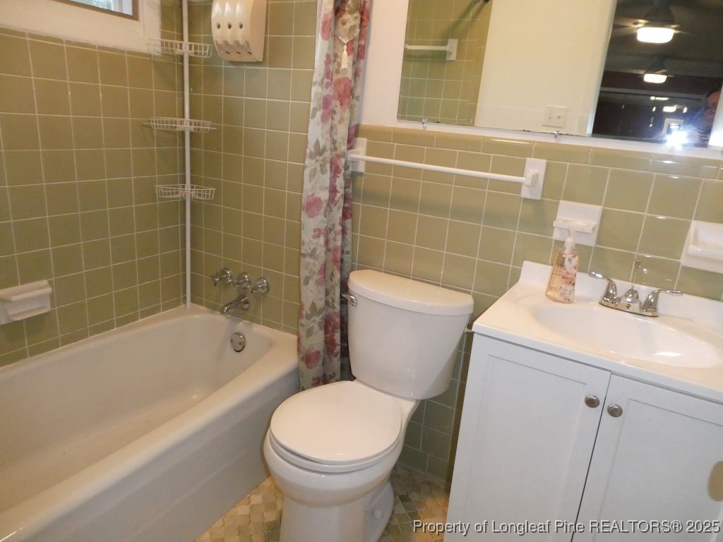 263 Forest Road Lumberton, NC 28358 - Photo 13 of 44 a bathroom with a sink a toilet and bathtub