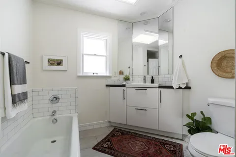 $899,000 | 13732 Wyandotte Street, Van Nuys, CA 91405