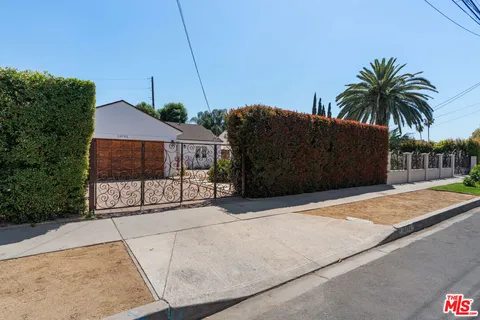 $899,000 | 13732 Wyandotte Street, Van Nuys, CA 91405