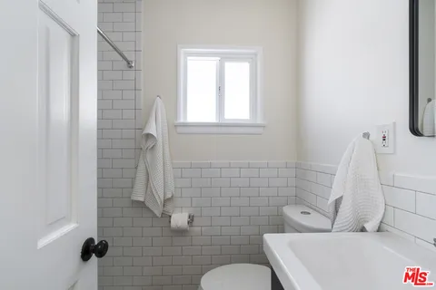 $899,000 | 13732 Wyandotte Street, Van Nuys, CA 91405