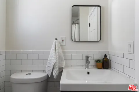 $899,000 | 13732 Wyandotte Street, Van Nuys, CA 91405