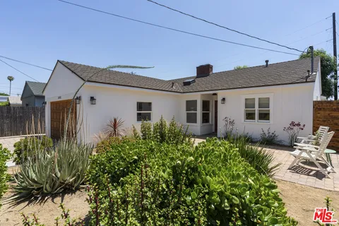 $899,000 | 13732 Wyandotte Street, Van Nuys, CA 91405