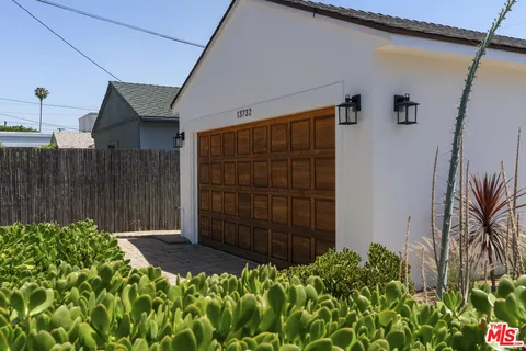 $899,000 | 13732 Wyandotte Street, Van Nuys, CA 91405