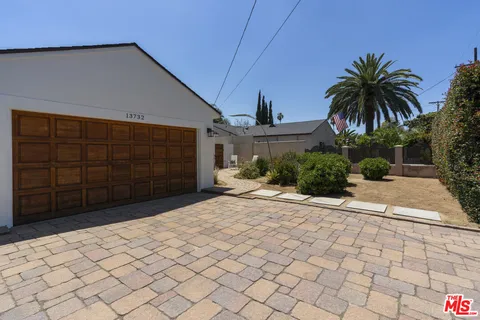 $899,000 | 13732 Wyandotte Street, Van Nuys, CA 91405