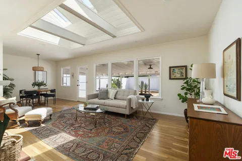 $899,000 | 13732 Wyandotte Street, Van Nuys, CA 91405