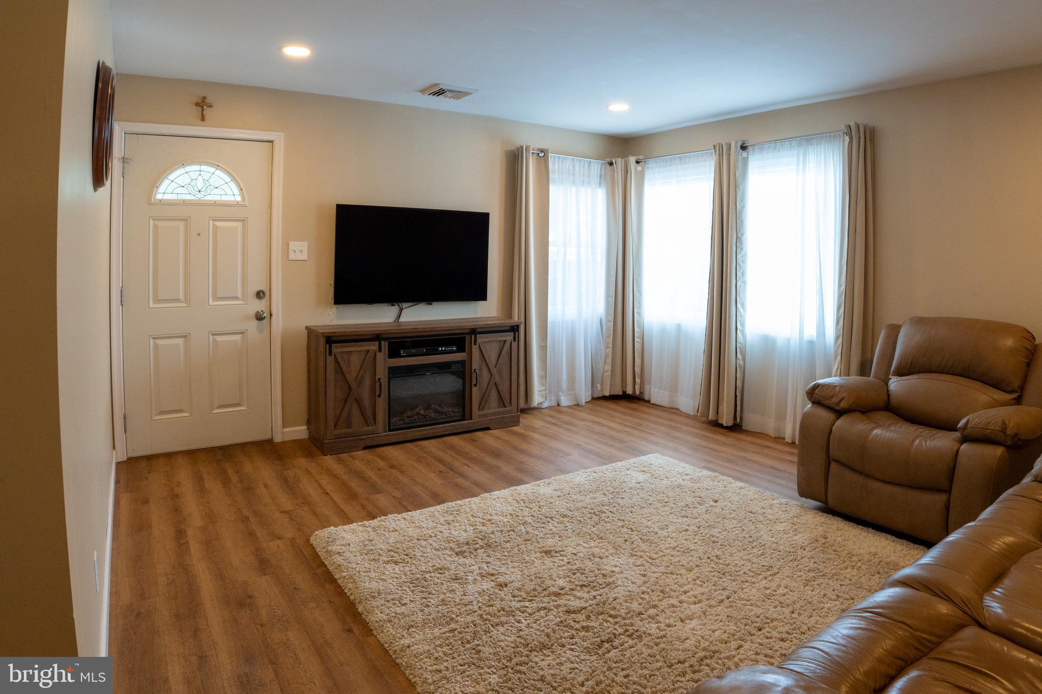 604 Trenton Road Fairless Hills, PA 19030 - Photo 2 of 10 Living room
