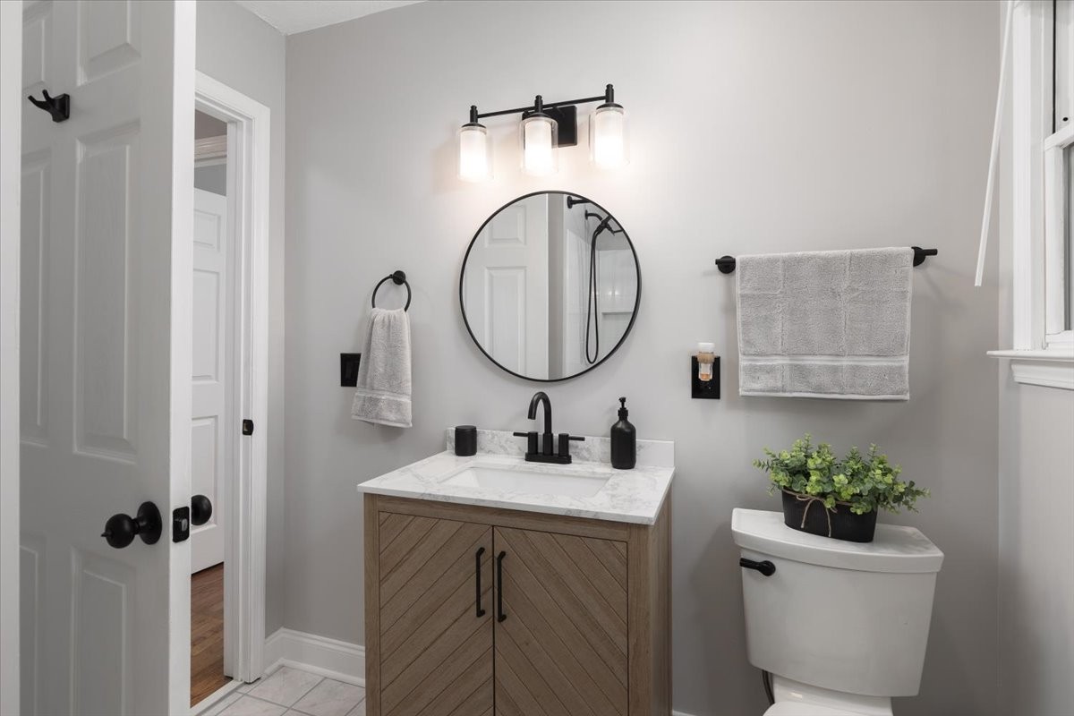 922 Potter Lane Nashville, TN 37206 - Photo 15 of 42 a bathroom with a toilet a sink and a mirror