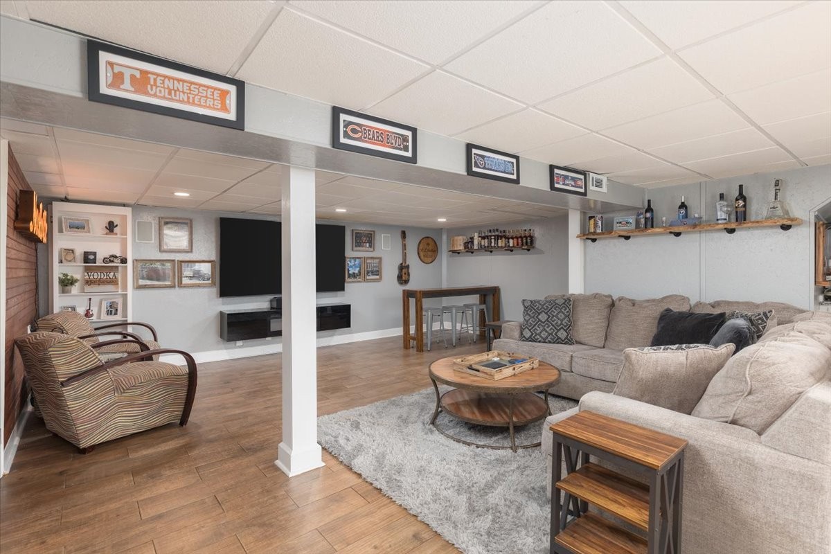 922 Potter Lane Nashville, TN 37206 - Photo 21 of 42 a living room with furniture and a kitchen view