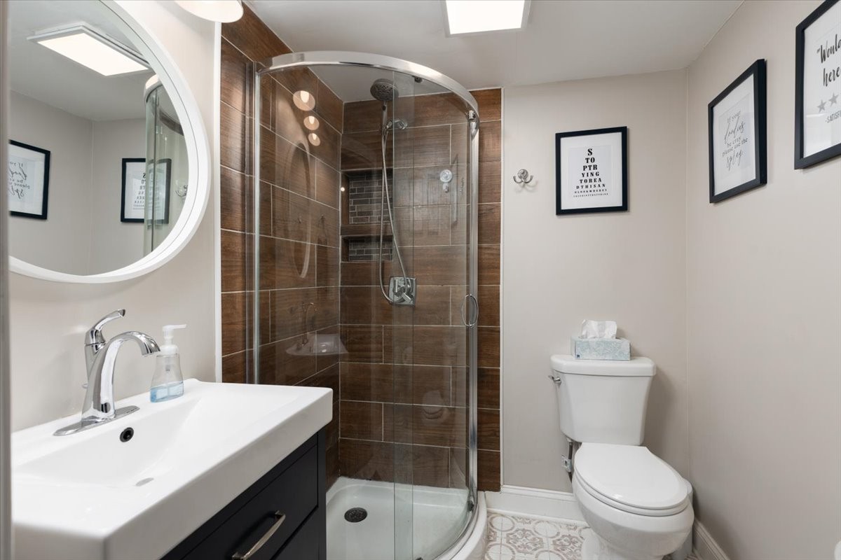 922 Potter Lane Nashville, TN 37206 - Photo 29 of 42 a bathroom with a sink a toilet and shower