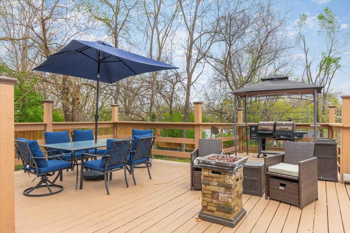 922 Potter Lane Nashville, TN 37206 - Photo 35 of 42 a view of chairs and table in the balcony