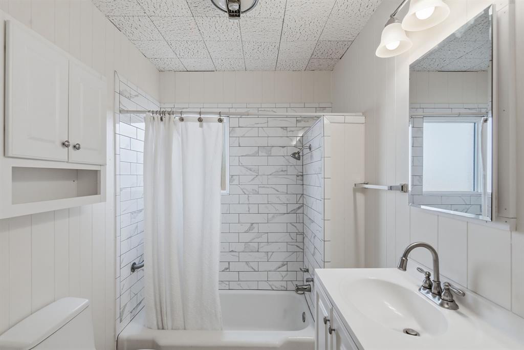 917 Carpenter Street Azle, TX 76020 - Photo 13 of 40 a bathroom with a sink and a shower