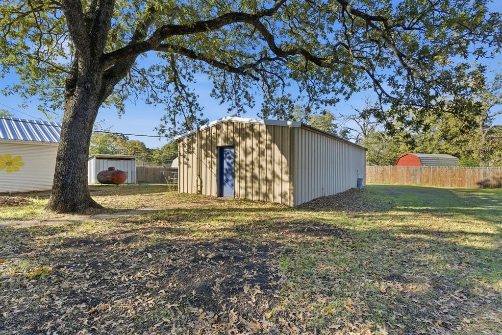 917 Carpenter Street Azle, TX 76020 - Photo 29 of 40 a backyard of a house