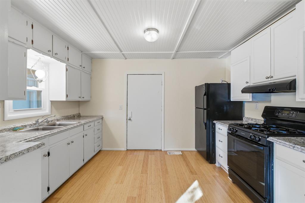 917 Carpenter Street Azle, TX 76020 - Photo 7 of 40 a kitchen with stainless steel appliances a refrigerator stove and sink