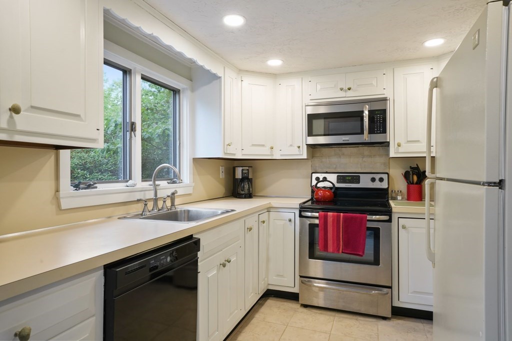 31 Trask Road Plymouth, MA 02360 - Photo 8 of 36 Gallery Image 8