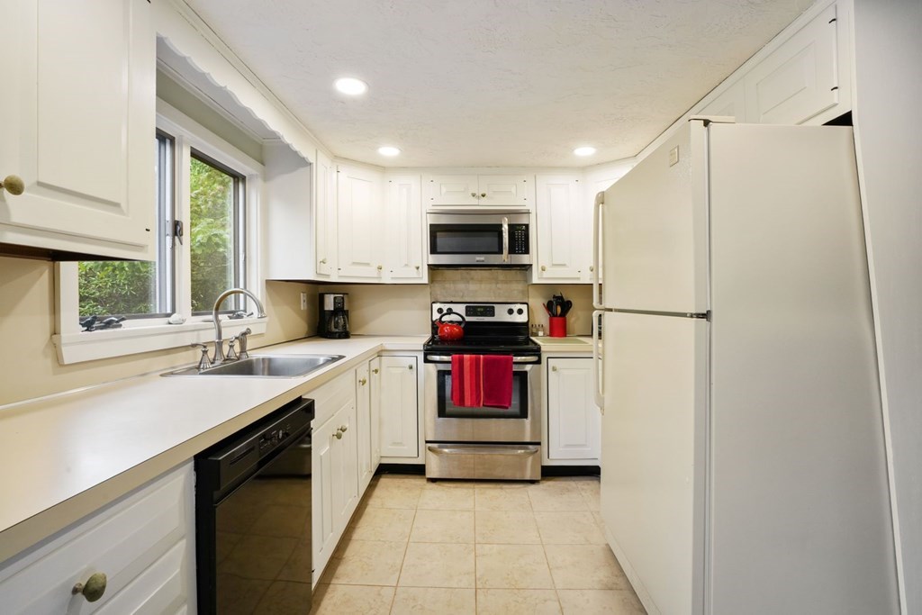 31 Trask Road Plymouth, MA 02360 - Photo 9 of 36 Gallery Image 9