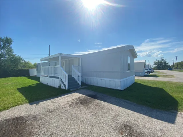 $1,350 | 2021 North Battlebell Road, Unit 28, Highlands, TX 77562