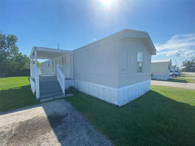 $1,350 | 2021 North Battlebell Road, Unit 28, Highlands, TX 77562