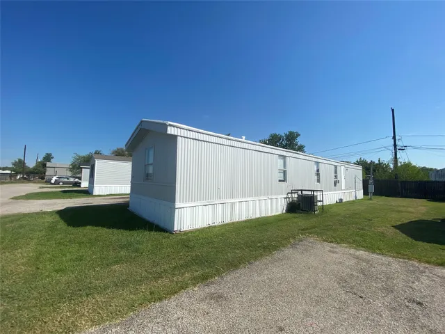 $1,350 | 2021 North Battlebell Road, Unit 28, Highlands, TX 77562