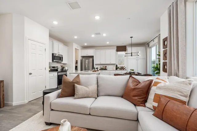 $399,990 | 6592 East Clingstone Drive, Fresno, CA 93727