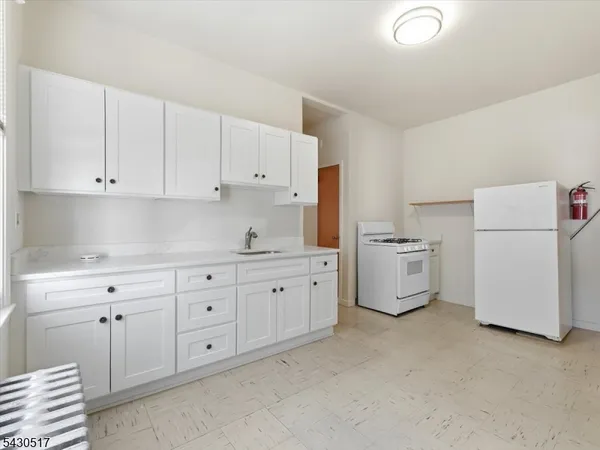 $1,985 | 265 North 17th Street, Unit 2R, Bloomfield, NJ 07003