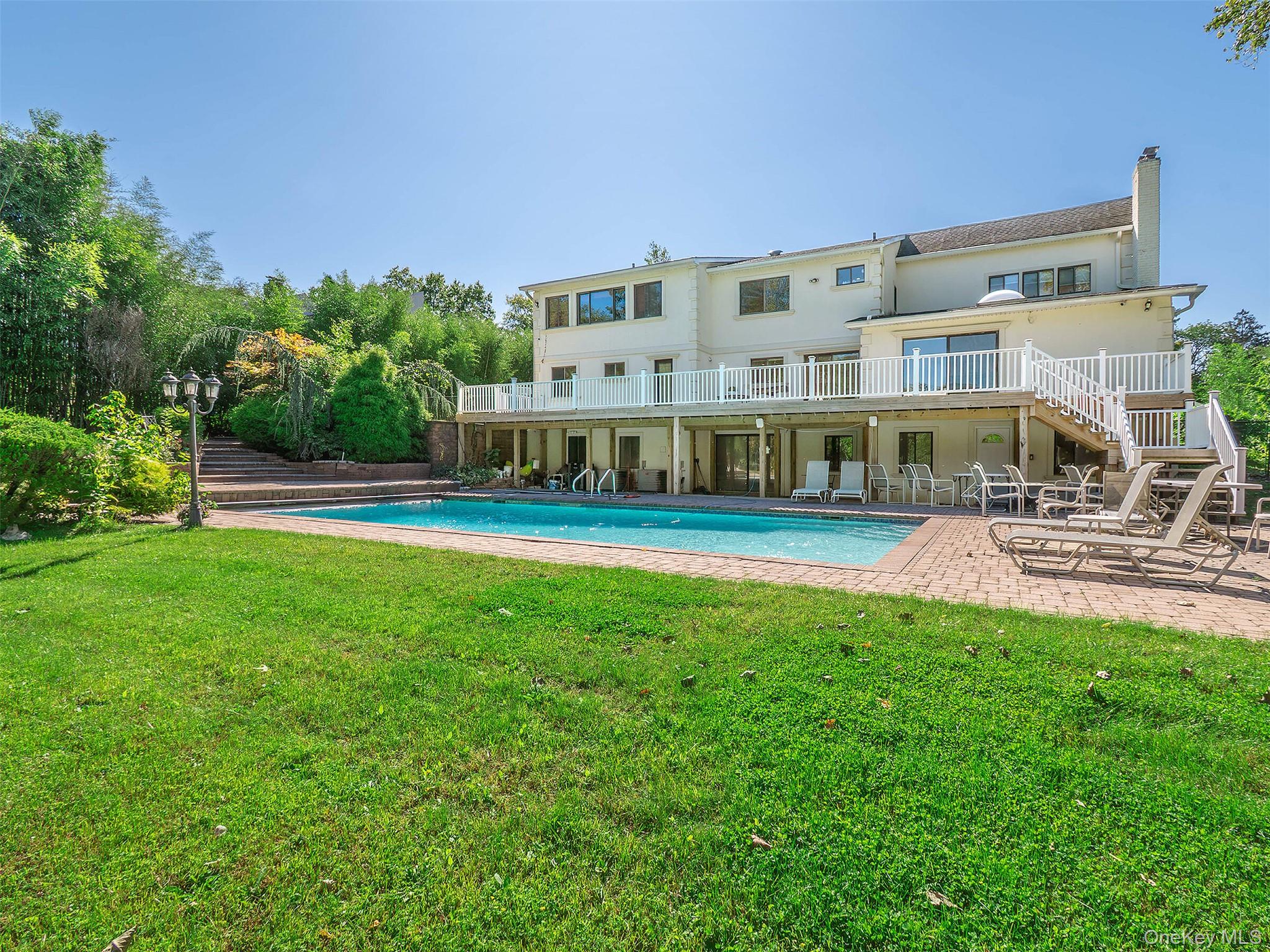 32 Carriage Road Great Neck, NY 11024 - Photo 28 of 33 a view of building with garden