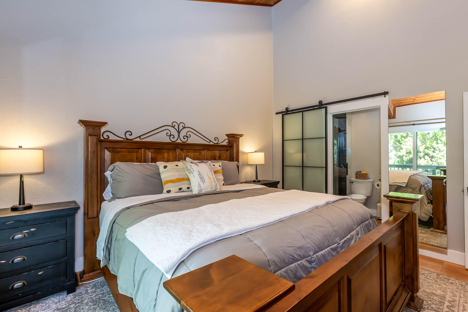 57781 Blue Goose Lane, Unit 4 Sunriver, OR 97707 - Photo 15 of 36 Primary Bedroom