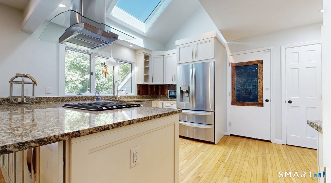 285 Wooding Hill Road Bethany, CT 06524 - Photo 4 of 33