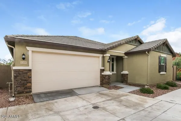 a view of a house with backyard