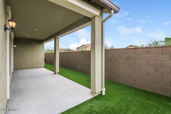 a view of a back yard