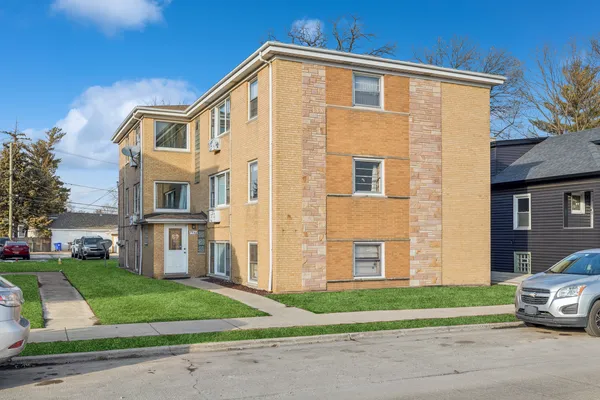 $750,000 | 7330 39th Street, Lyons, IL 60534