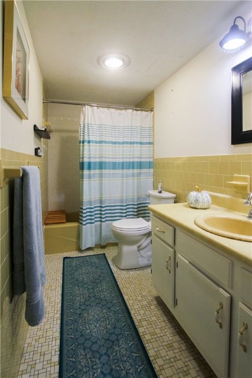 196 Old River Road, Unit 137 Lincoln, RI 02865 - Photo 14 of 21 The oversized bathroom