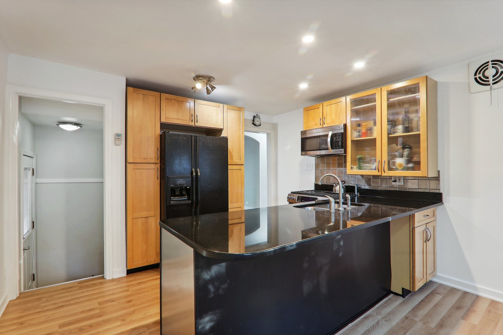 516 North Maple Street Mount Prospect, IL 60056 - Photo 8 of 35 Gallery Image 8