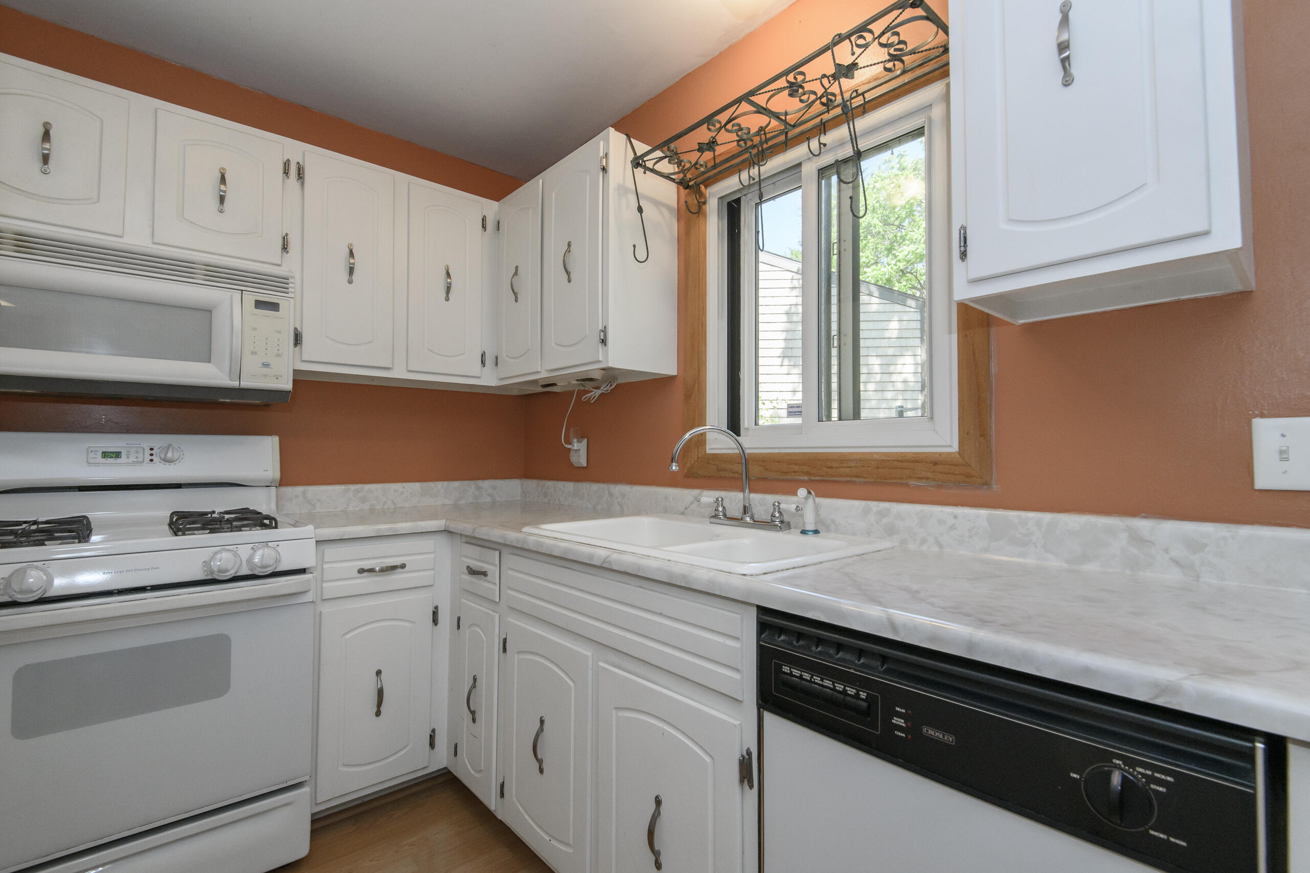 6941 West Glenbrook Road, Unit 3 Milwaukee, WI 53223 - Photo 9 of 32 Amble Cabinetry and countertops