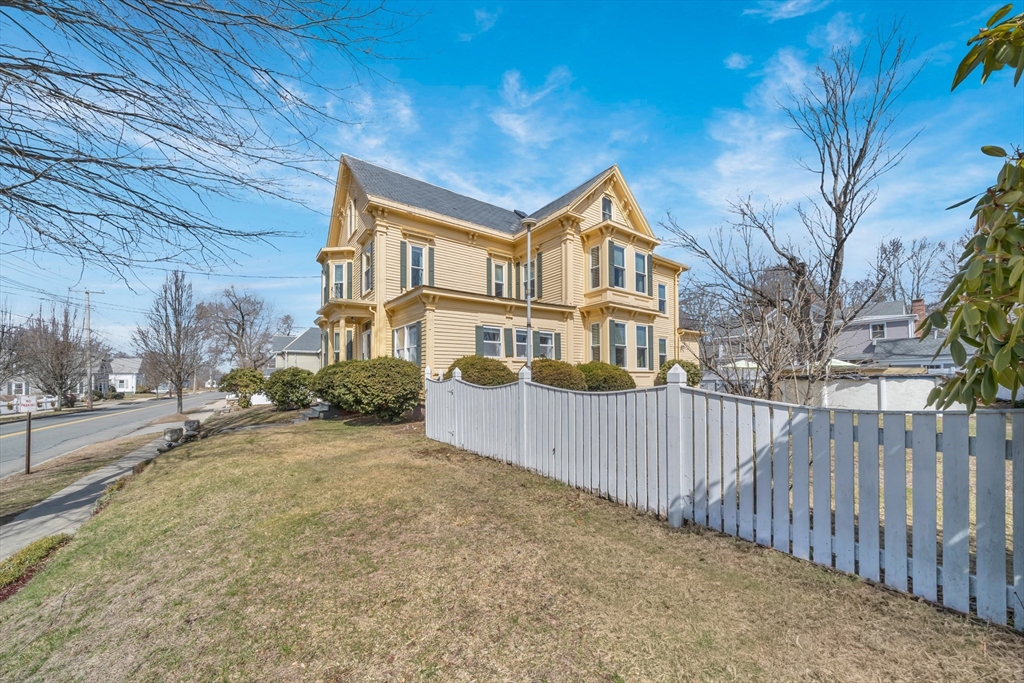 59 Washington Street Ipswich, MA 01938 - Photo 5 of 42 a front view of a house with a yard