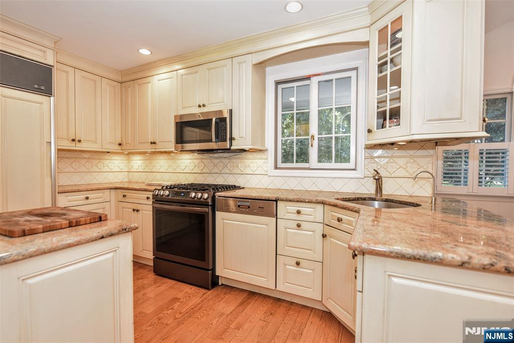 379 Martom Road Wyckoff, NJ 07481 - Photo 10 of 43 Gallery Image 10