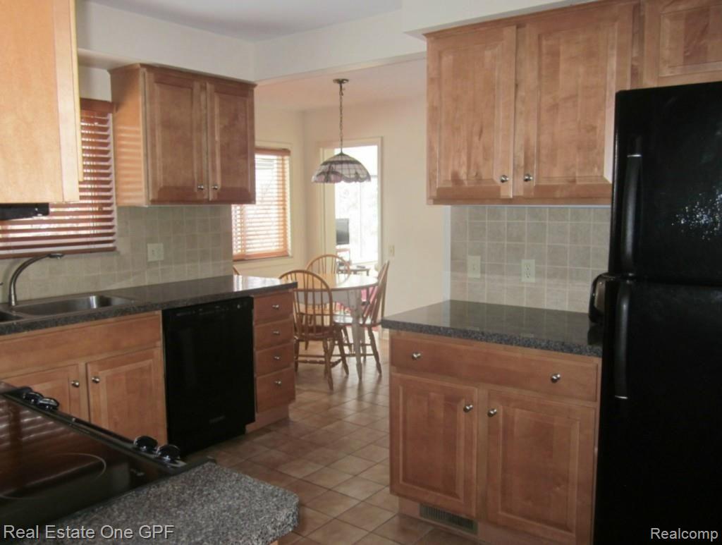 60 Fairford Road Grosse Pointe, MI 48236 - Photo 6 of 18 IMG_1559.jpg