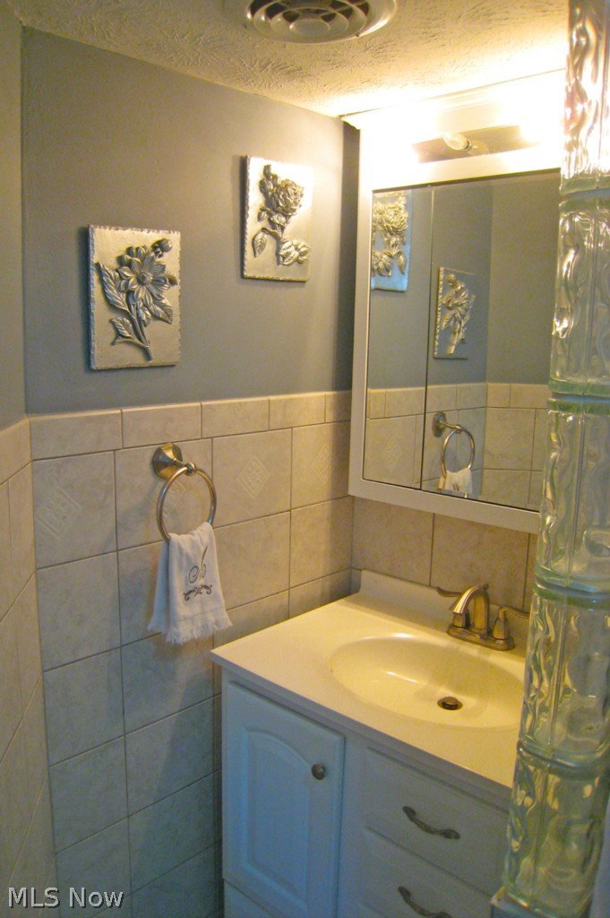 6925 Maplewood Road Parma Heights, OH 44130 - Photo 15 of 25 Full bathroom with ceramic tile.