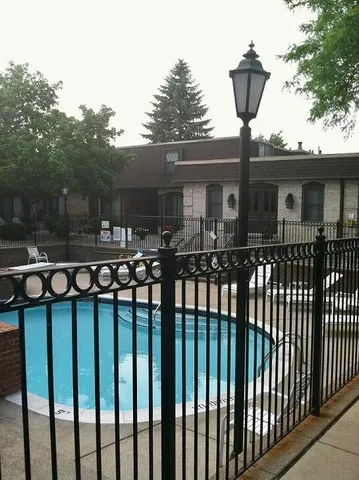 $1,500 | 5065 Crooks Road, Unit 52, Royal Oak, MI 48073