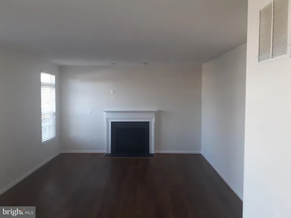 a view of empty room with window