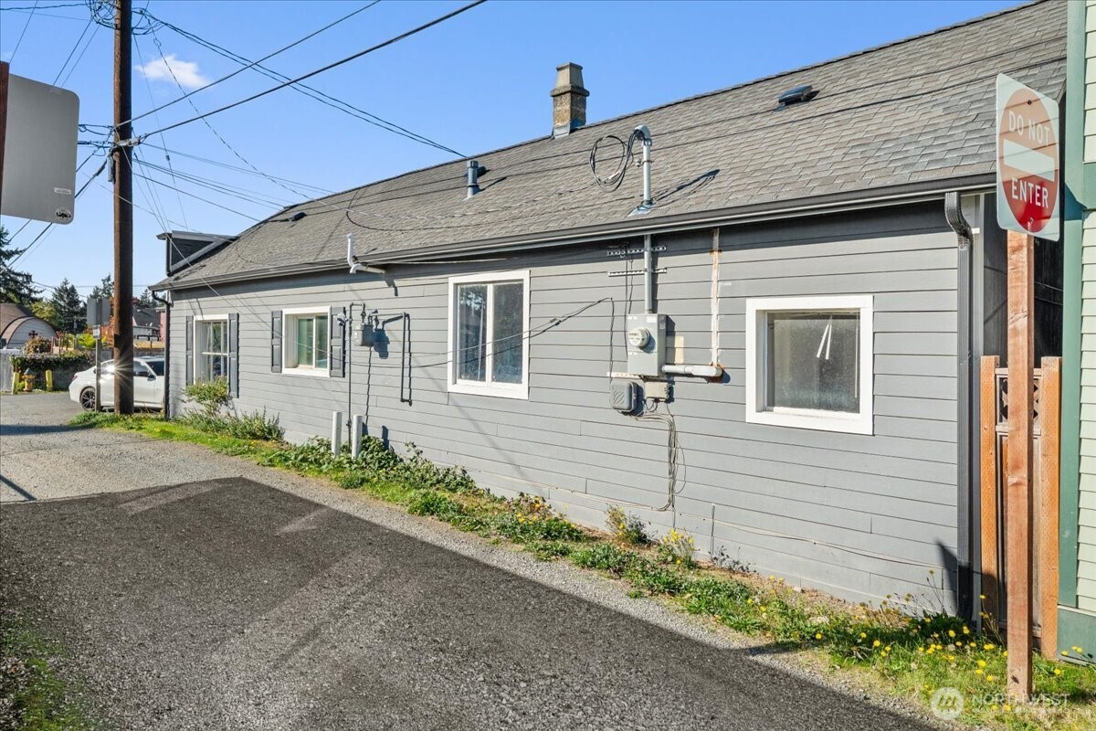 15212 9th Avenue Southwest Burien, WA 98166 - Photo 4 of 14 a front view of a house with a yard