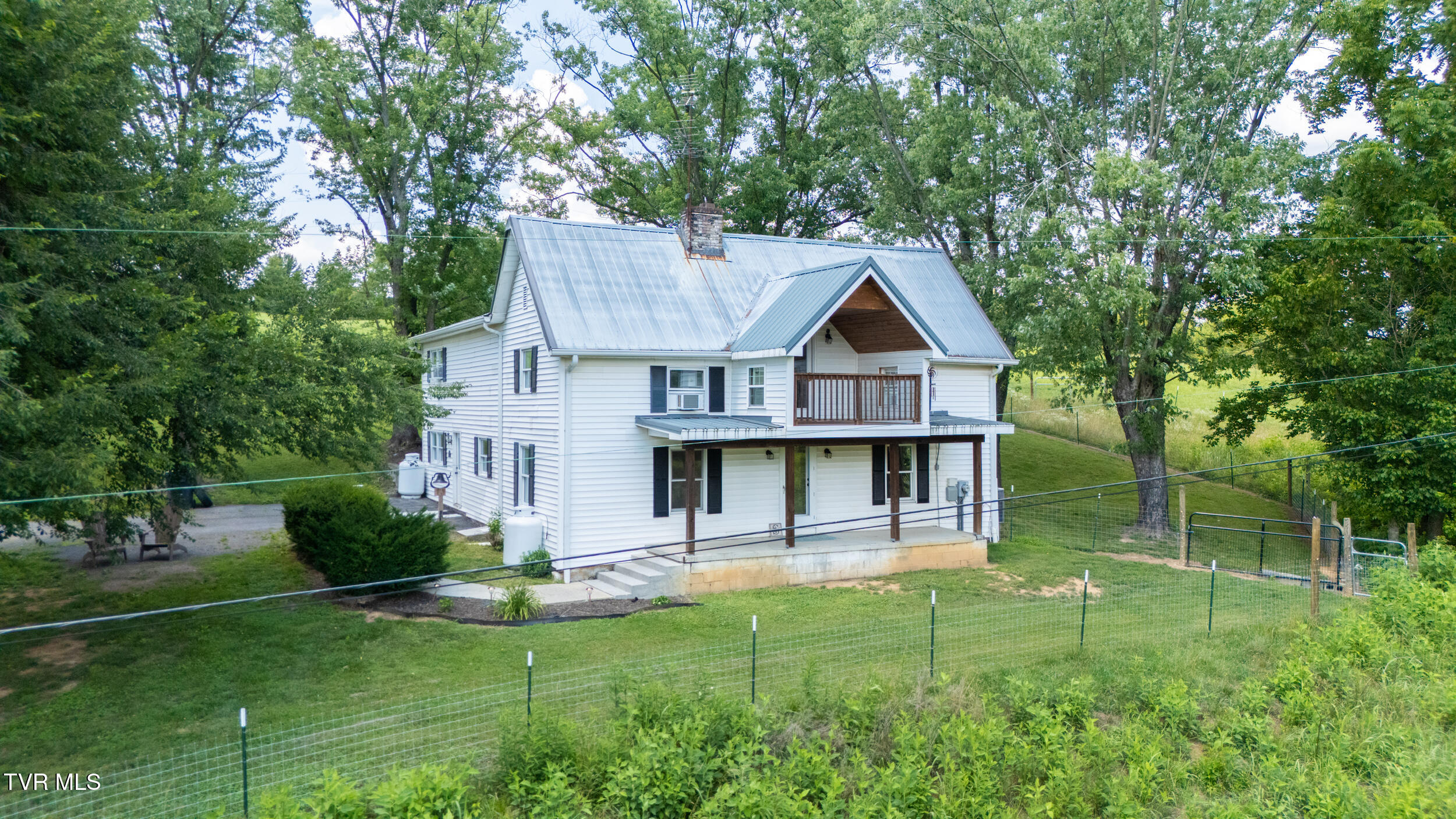 208 Buffalo Road Bluff City, TN 37618 - Photo 2 of 90 002