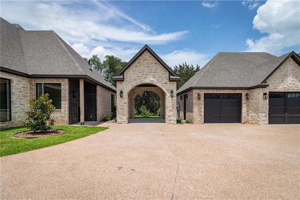 $1,575,000 | 1136 Queen Elizabeth Drive, McGregor, TX 76657