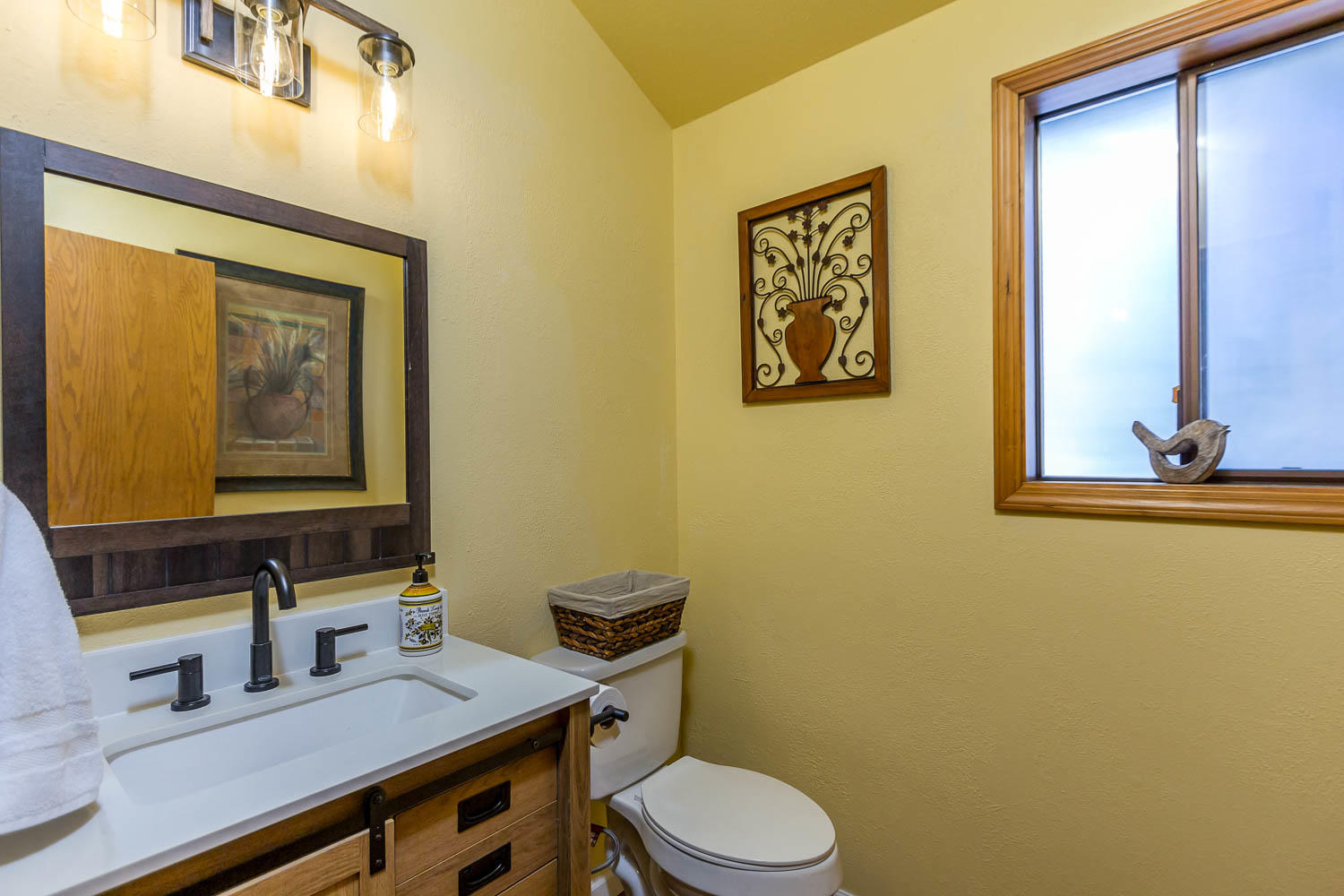 17704 Rogue Lane Sunriver, OR 97707 - Photo 7 of 26 a bathroom with a toilet a sink and mirror