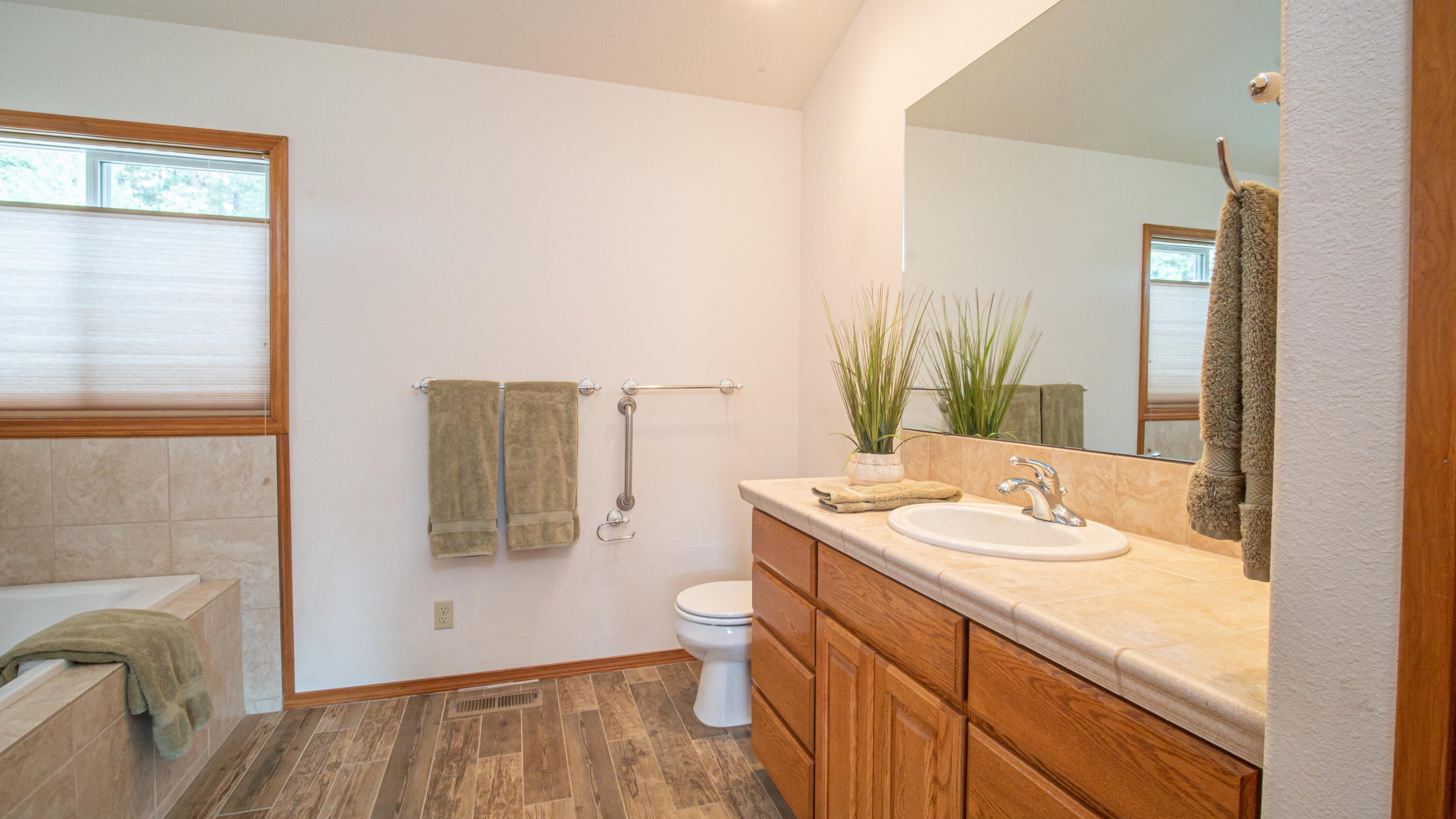 17079 Upland Road Bend, OR 97707 - Photo 17 of 32 Primary Bathroom