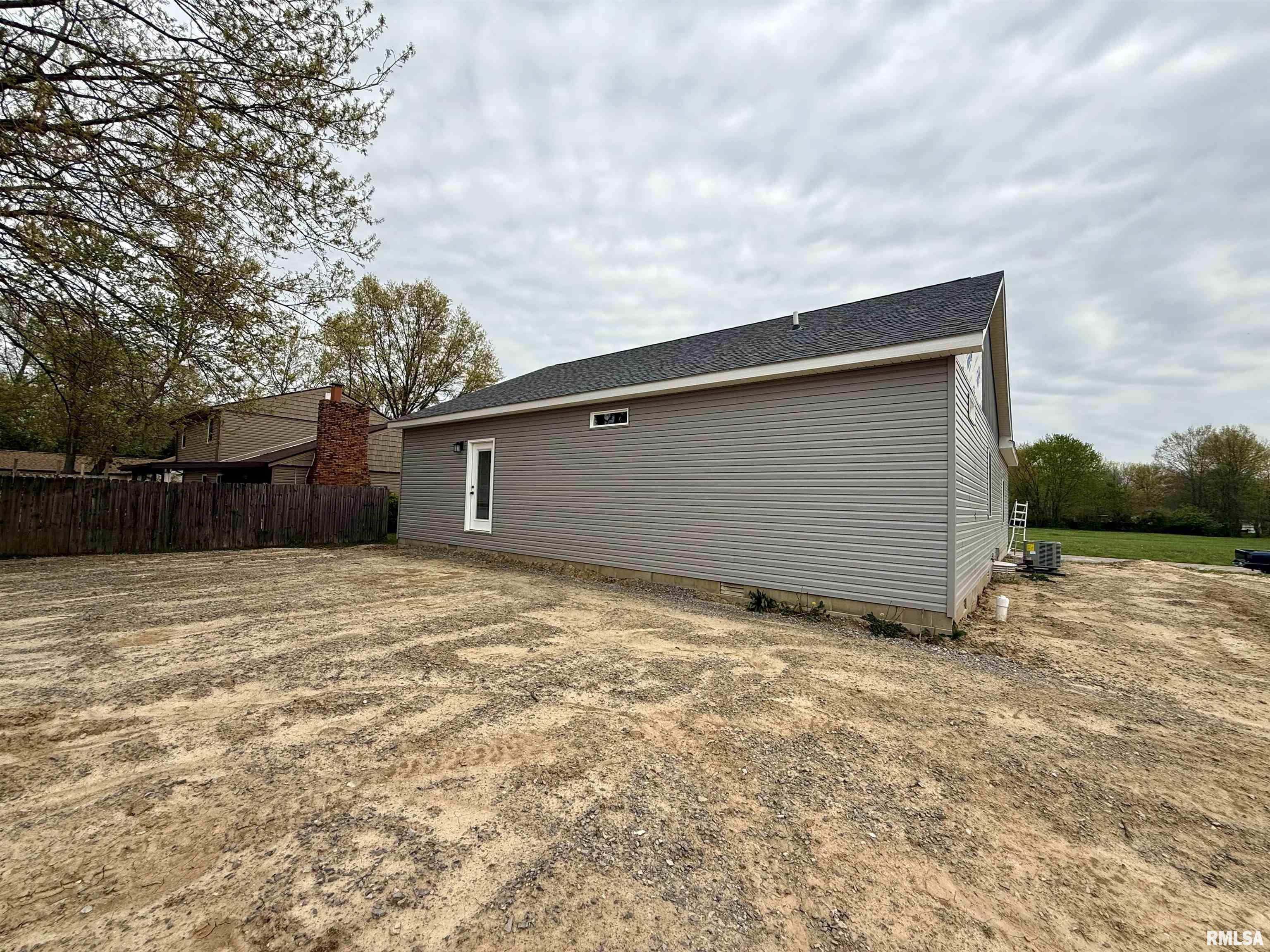 1306 Laura Lane Marion, IL 62959 - Photo 2 of 23