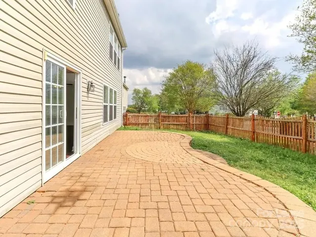 a view of a backyard