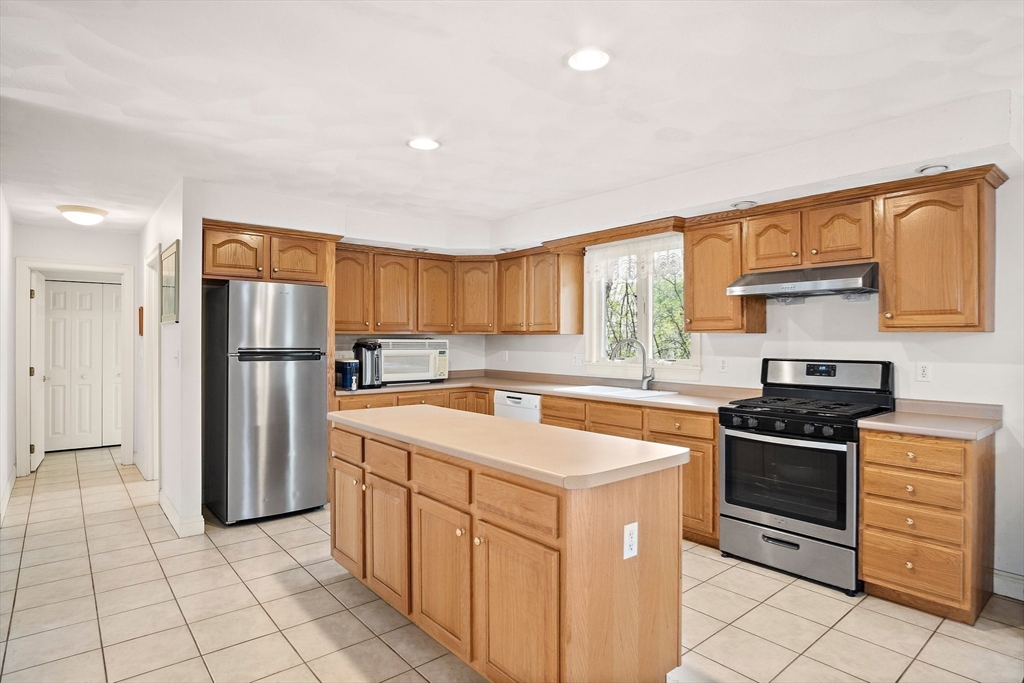 8 Old Farm Road Woburn, MA 01801 - Photo 2 of 38 Gallery Image 2