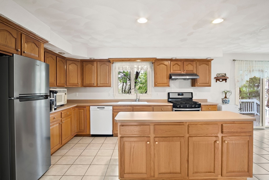 8 Old Farm Road Woburn, MA 01801 - Photo 3 of 38 Gallery Image 3