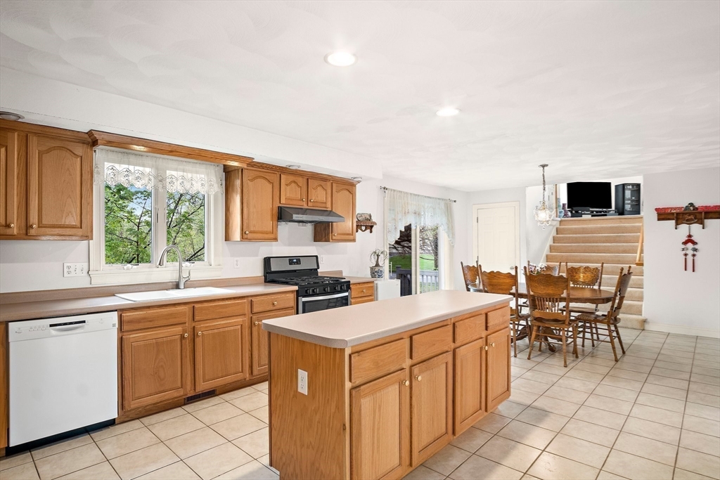 8 Old Farm Road Woburn, MA 01801 - Photo 4 of 38 Gallery Image 4