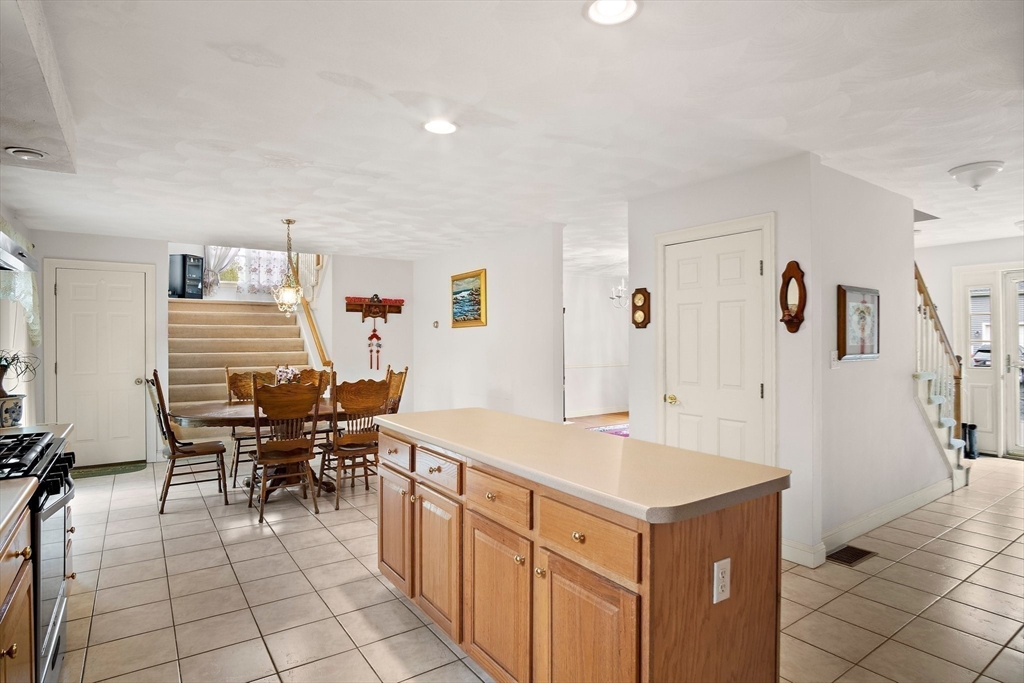 8 Old Farm Road Woburn, MA 01801 - Photo 6 of 38 Gallery Image 6
